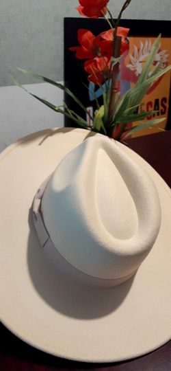 Beautiful beige wool hats, new in box if you want wholesale we improve the price