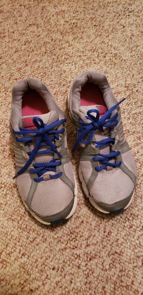 Nike Women's Tennis Shoes Size 7 In Great Clean Condition Top And Bottom. Been Washed.