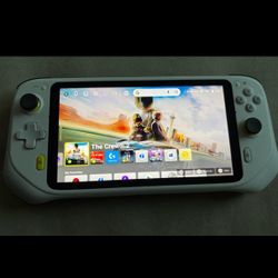 Logitech G Cloud Gaming Handheld + 32GB microSD Card - Excellent Condition