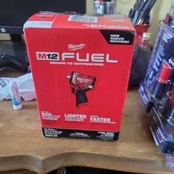 Milwaukee drill an 2 batteries