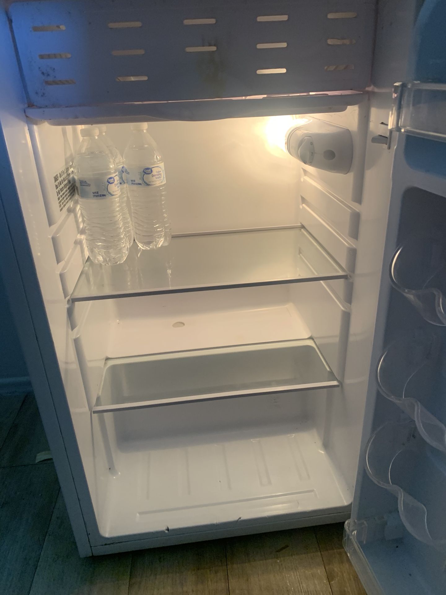 Magic Chef mini fridge w small freezer