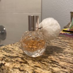 Perfume Ari by Ariana Grande