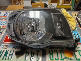 05-11 Toyota Tacoma Right Passenger Side Halogen Headlight