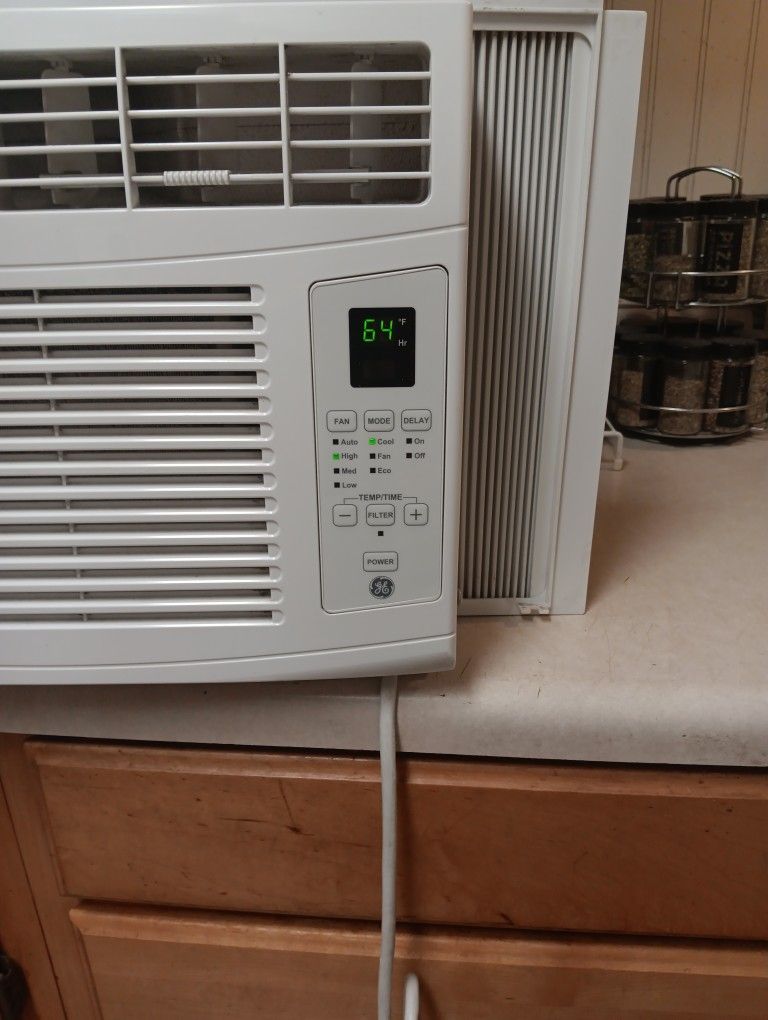 GENERAL ELECTRIC ( 6,000 ) BTU WINDOW AIR CONDITIONER IN LIKE NEW CONDITION NO MOLD