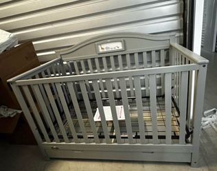 Graco baby crib with drawer