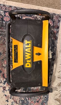 DeWalt DW911 heavy-duty job site AM/FM radio and battery charger