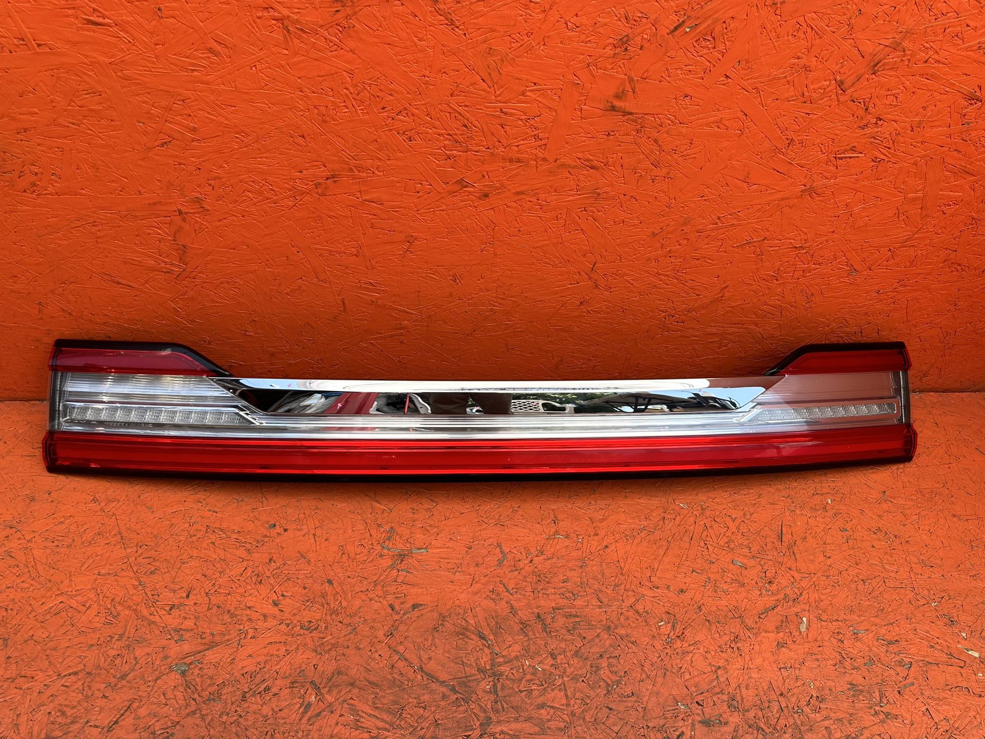 2018 - 2021 LINCOLN NAVIGATOR REAR LIFTGATE CENTER BRAKE LIGHT LAMP OEM
