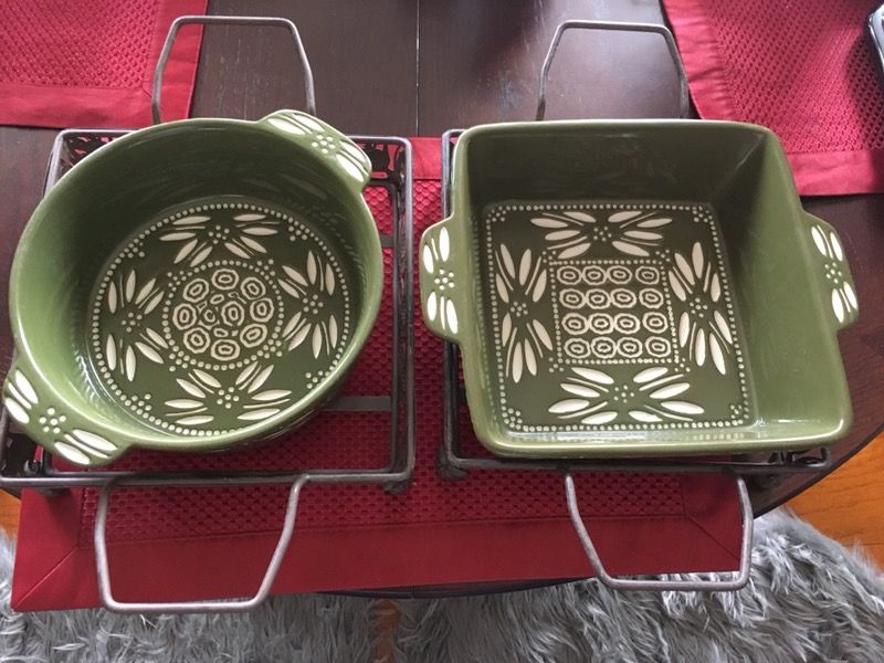 Four piece stone ware bakeware set with 2 wire cooling racks