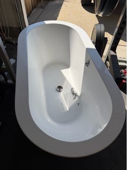 Free standing acrylic bath tub