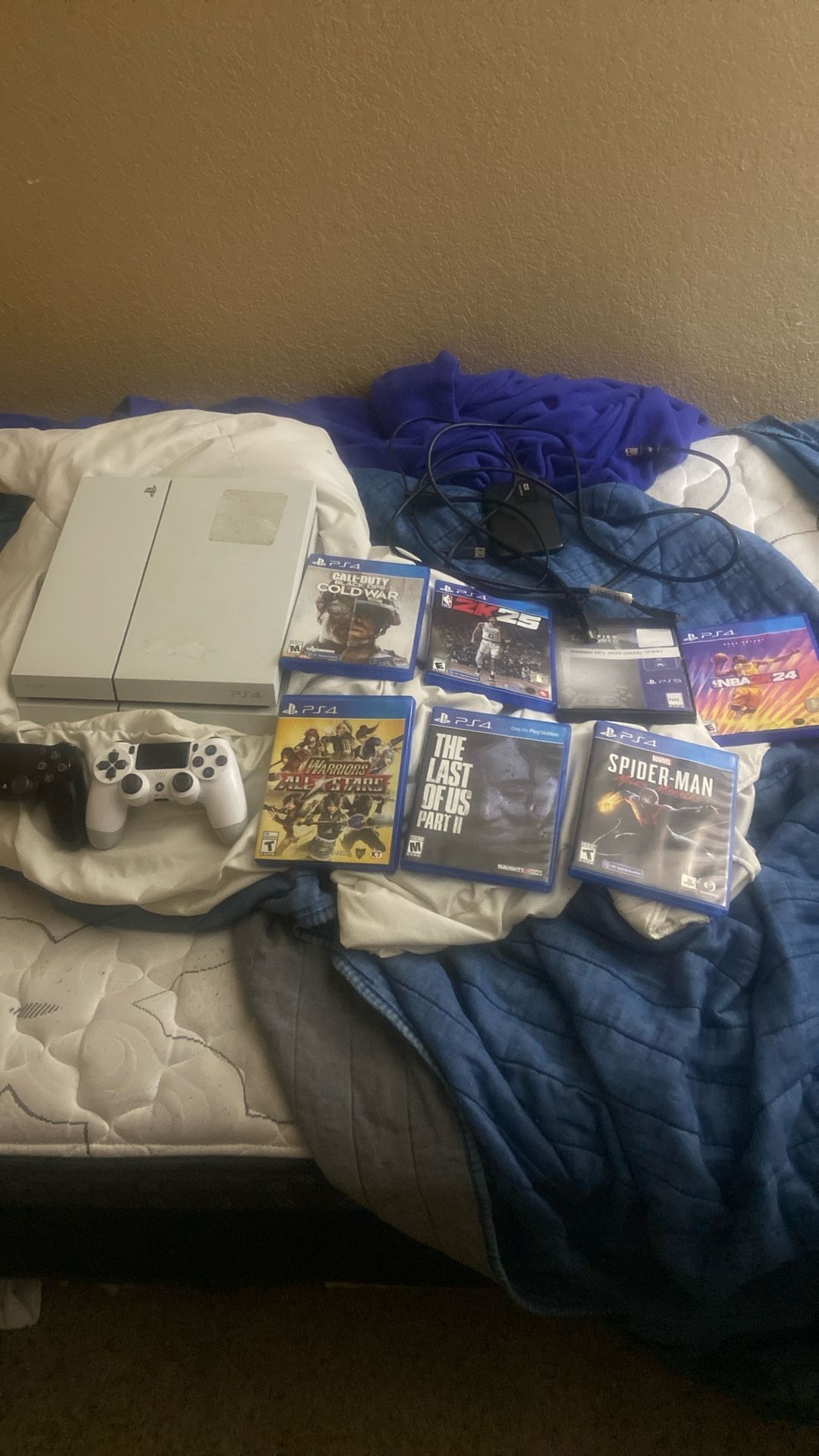 Ps4 with 2 controllers and games