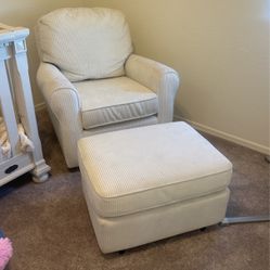 White Rocking Chair With Footrest 