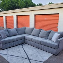 *FREE DELIVERY* LARGE BROYHILL SECTIONAL SOFA* Hablo Español*