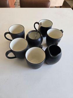 Set 5 mugs and milk serving pot