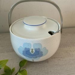 Rosenthal Germany Century Blue Flower Sugar Bowl w/Spoon In excellent condition with no chips or cracks Rosethal Germany Century Blue Flower Sugar Bow