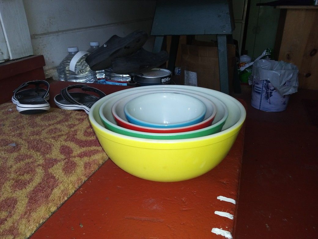 Vintage colored pyrex mixing bowls