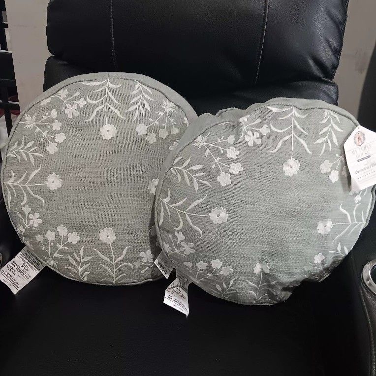 2 NEW ROUND THROW PILLOWS 2/$8