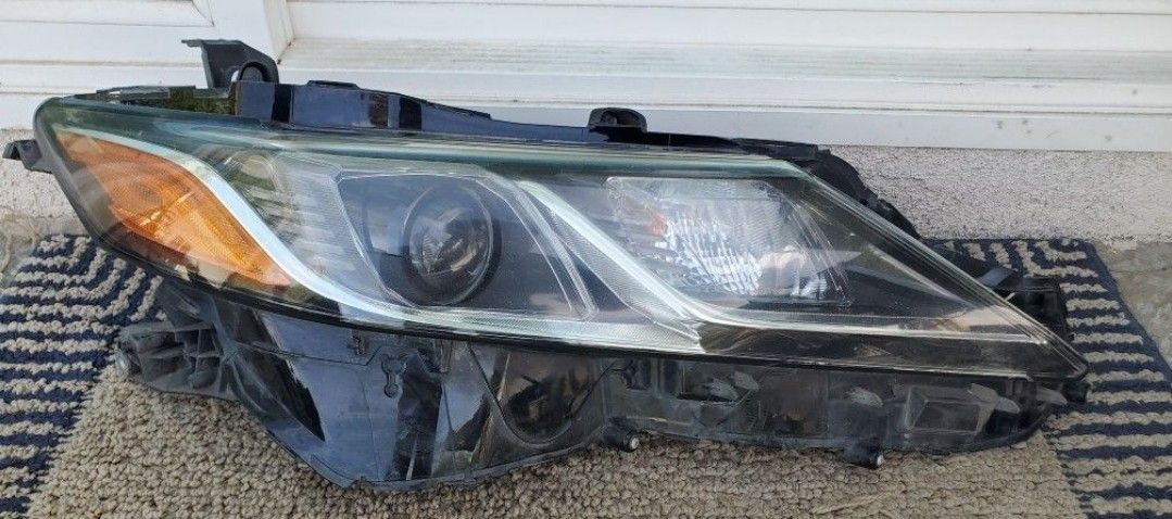 2018 -2022 TOYOTA CAMRY RIGHT
HEADLIGHT LED PASSENGER SIDE.B4