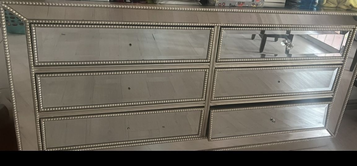 Mirrored Dresser /comoda de espejo
