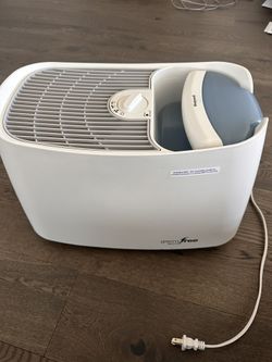 Almost new) Honeywell cool moisture humidifier, 1 Gallon water tank