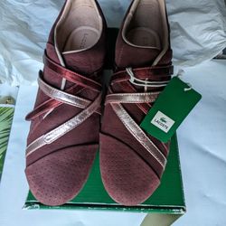 New in Box Lacoste Women Leather Sneakers Shoes Size 9.5