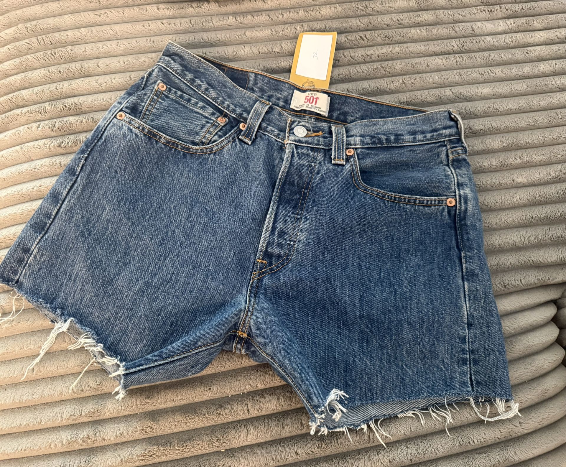 WOMENS LEVI 501 Cut Off Shorts…