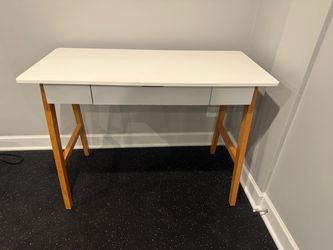 Desk table. Excellent condition. Cash only