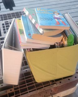 Libros de aprendizaje y cuentos y binder de 3" inch