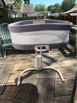 Hand Rock Bassinet