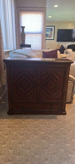 End cabinet
