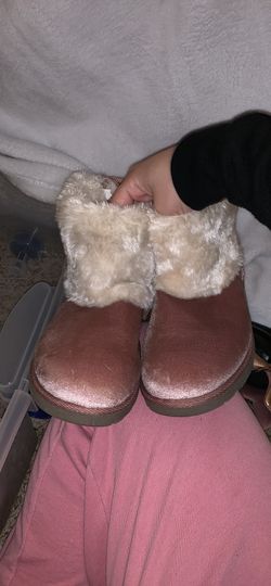 Velvet pink boots with white fur