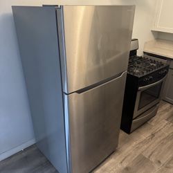 Insignia 18 Cu. Ft. Top Mount Refrigerator