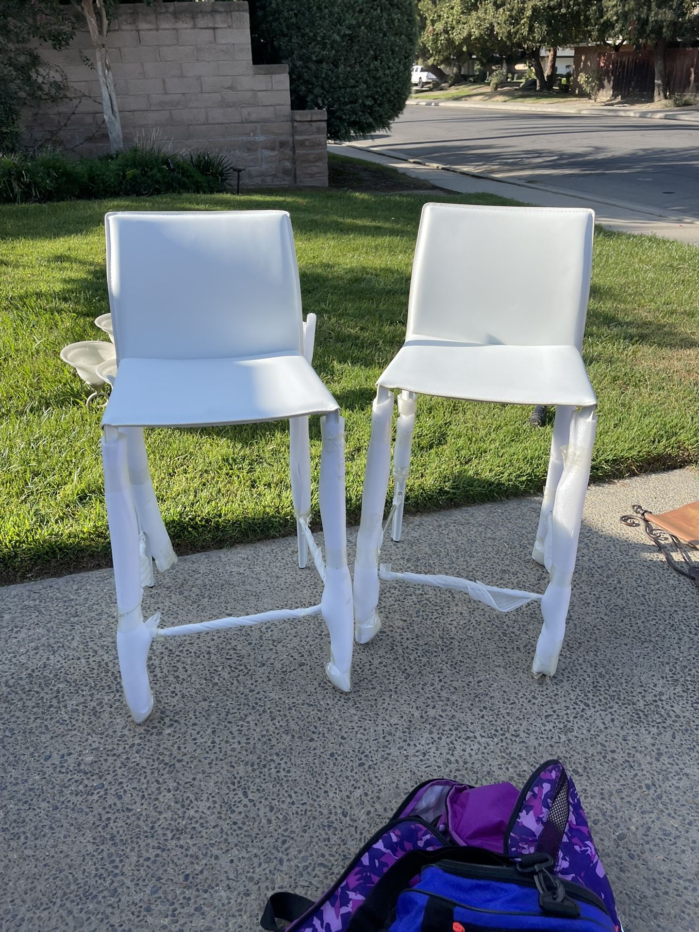 Brand New Set Of White Leather Metal Frame Barstools, 25inches From Floor To Seat 