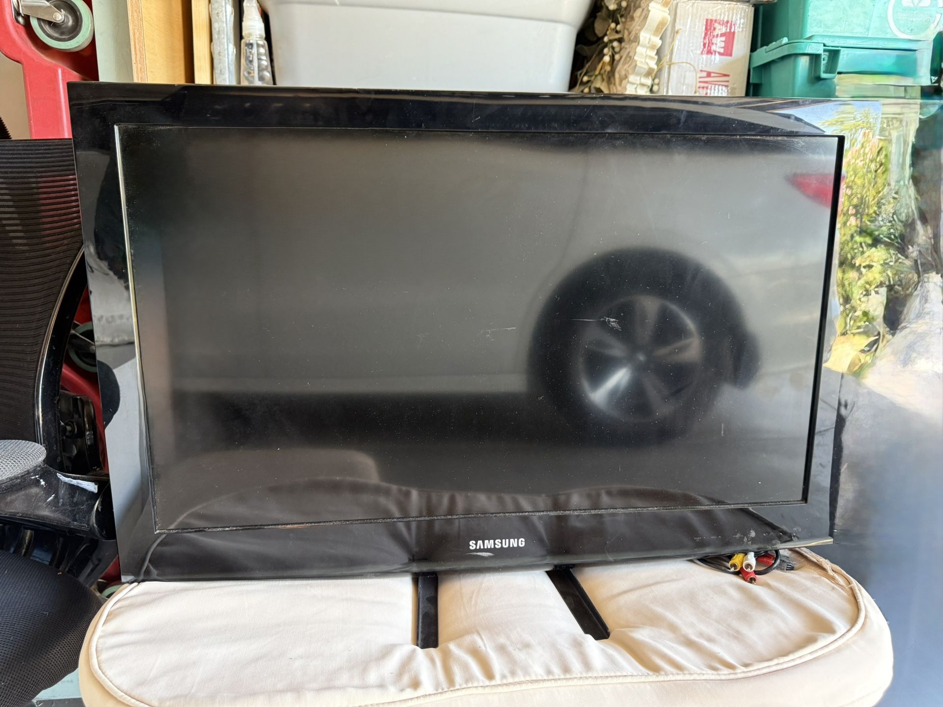 30” Samsung Tv With Remote and Tv Mount