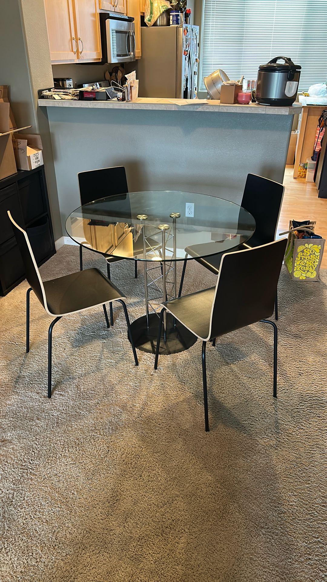 Round dining Room Table + Chairs