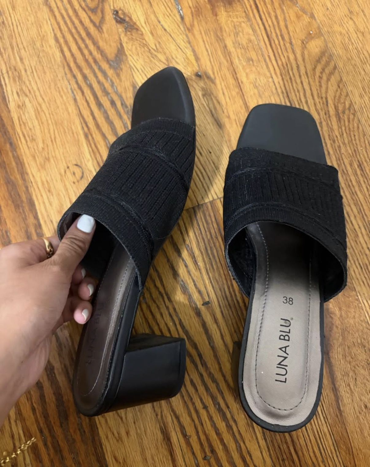 Black Heels barely worn (US 6)