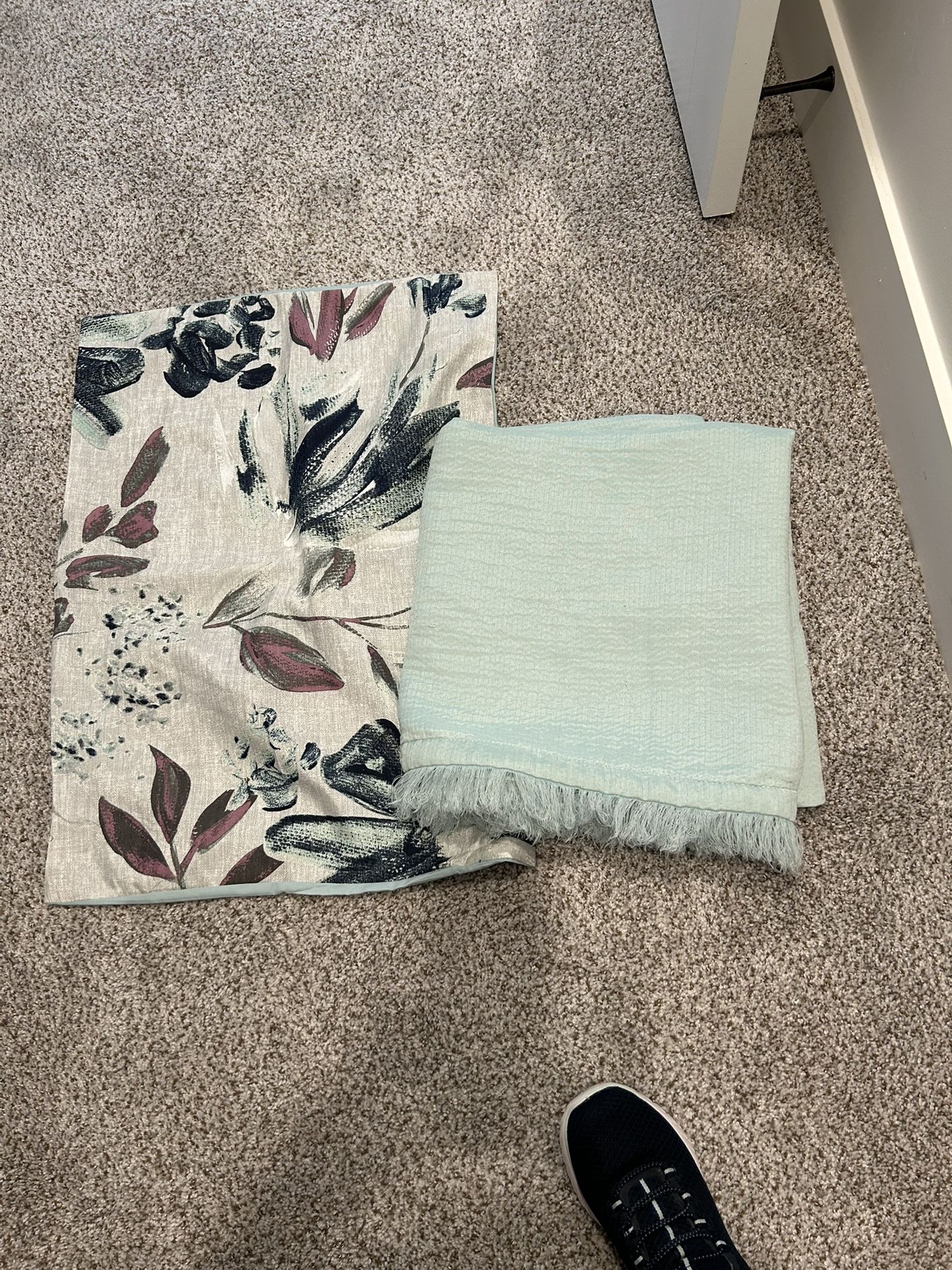 Full/Queen Comforter With Throw 