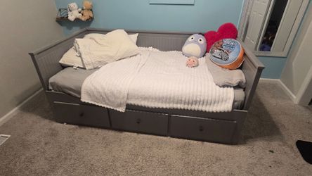 IKEA trundle bed (HEMNES)