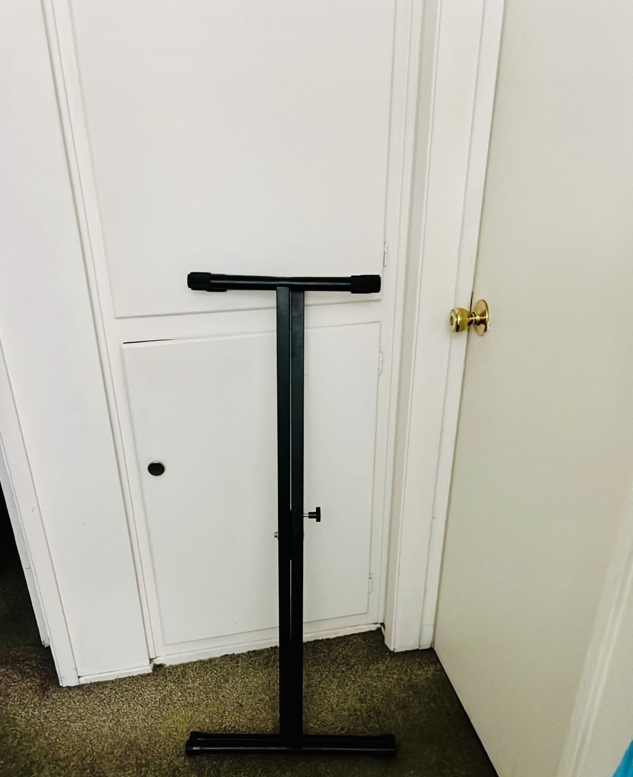 keyboard stand , like new condition. fully adaptable 