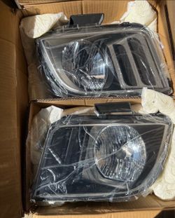 05-09 Ford Mustang Black Headlights