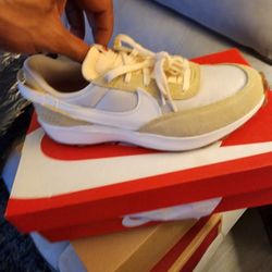 Nike Womans Waffle Debut