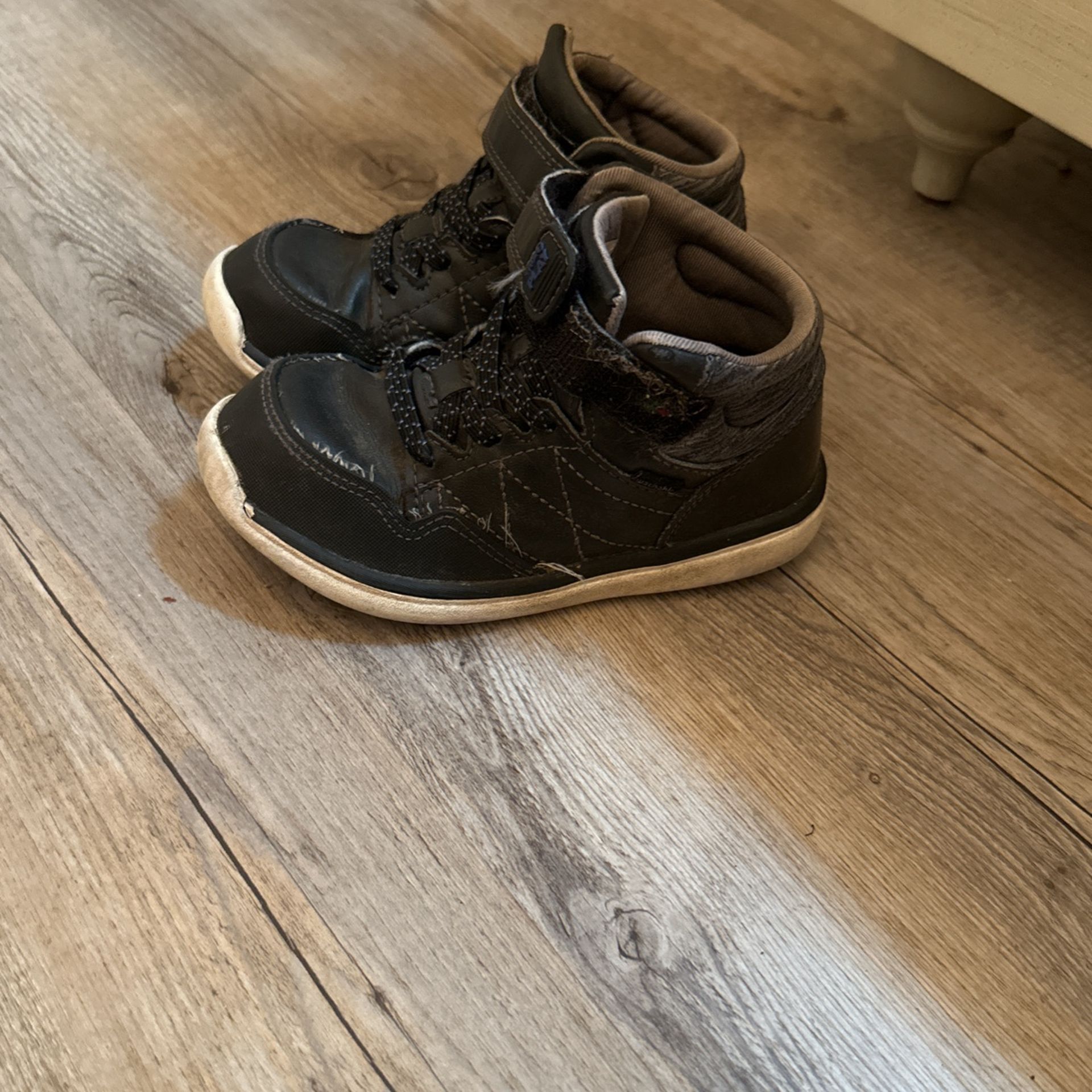 Boys Shoes Size 9.5