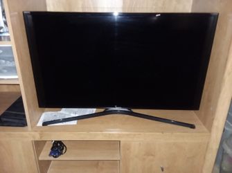 Samsung 40” LED Smart TV FHD (1080p) SWIPE LEFT FOR MORE DETAILS! NETFLIX, HULU & MORE!