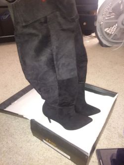 Knee hight hill boots, Black Suede Size 8