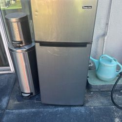 Mini fridge Medium magic chef $20