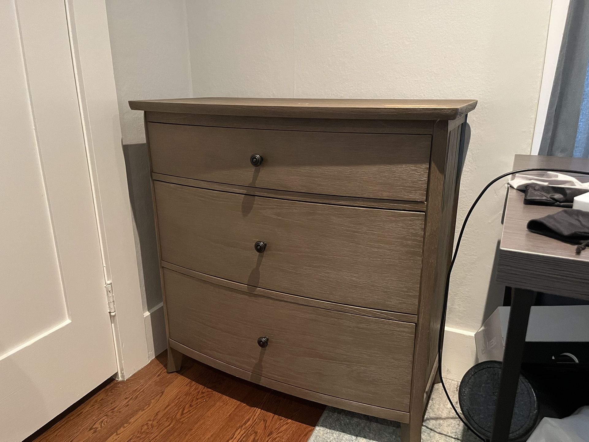 Solid Wood Dresser β Elegant Design, Excellent Condition