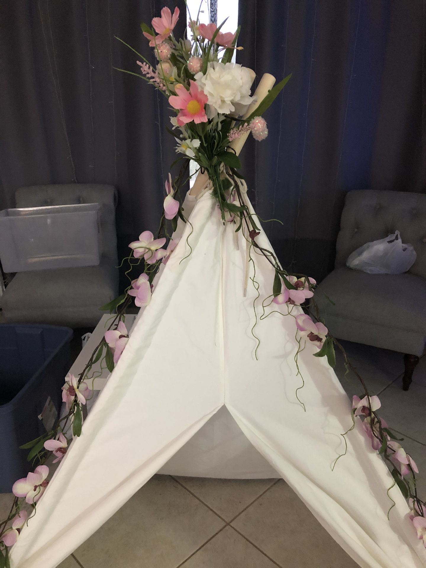 Four teepee tent with flower pot and lanterns