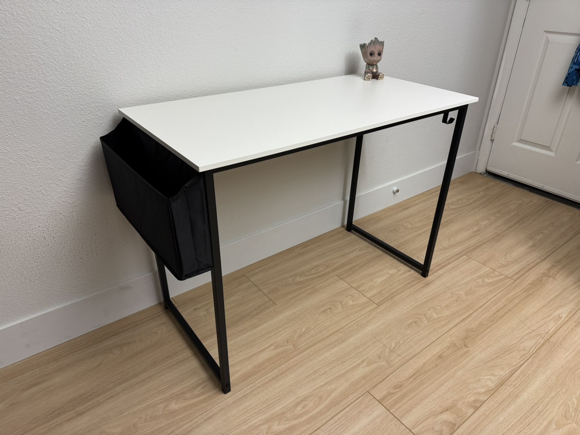 40” x 19” x 28” - White Wooden & Black Metal Legs Student/Work/Office Desk