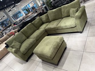 Sectional with ottoman 💚💚💚