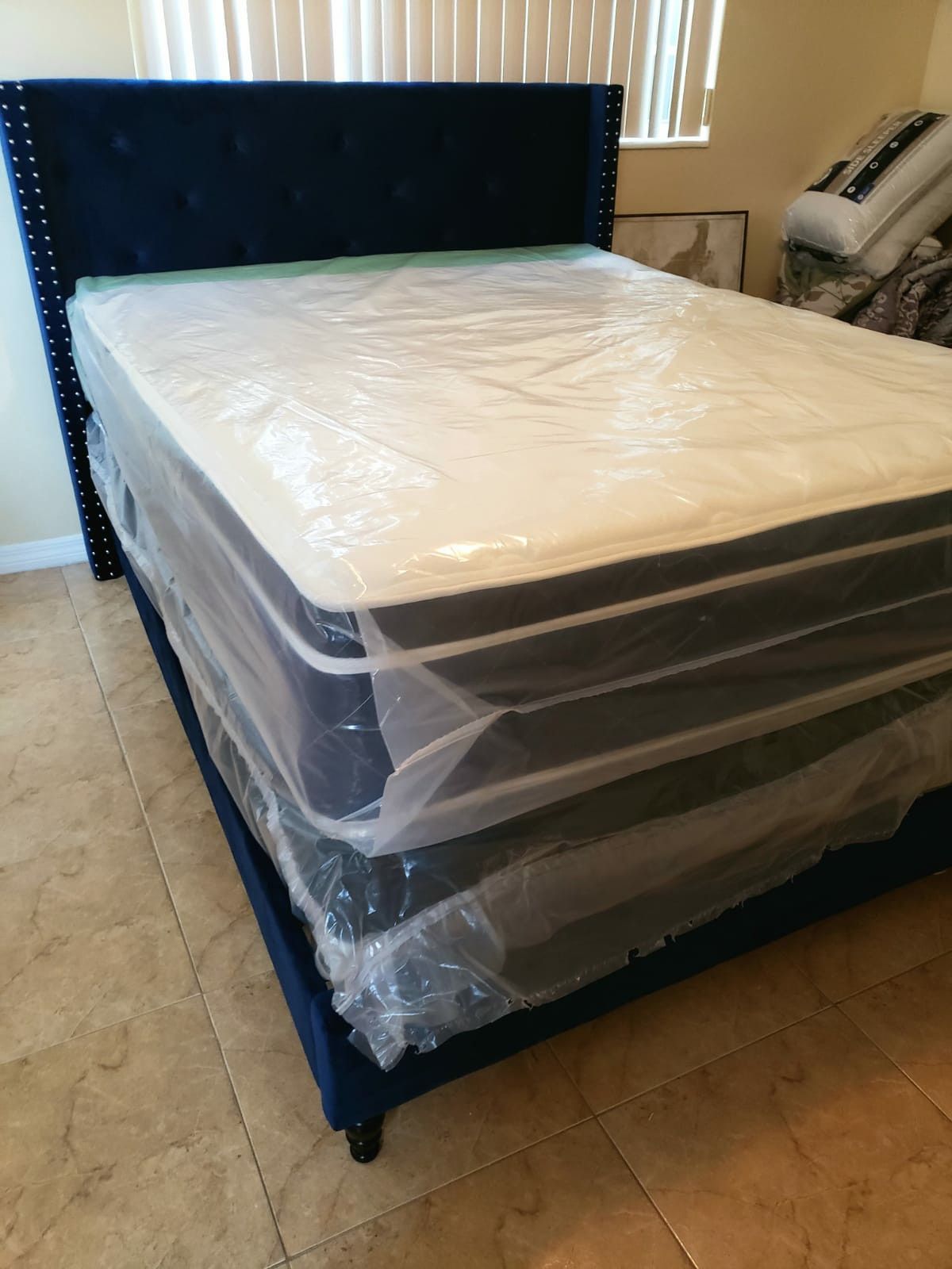 NEW QUEEN LUXURY PILLOW TOP MATTRESS AND BOX SPRING 😊
