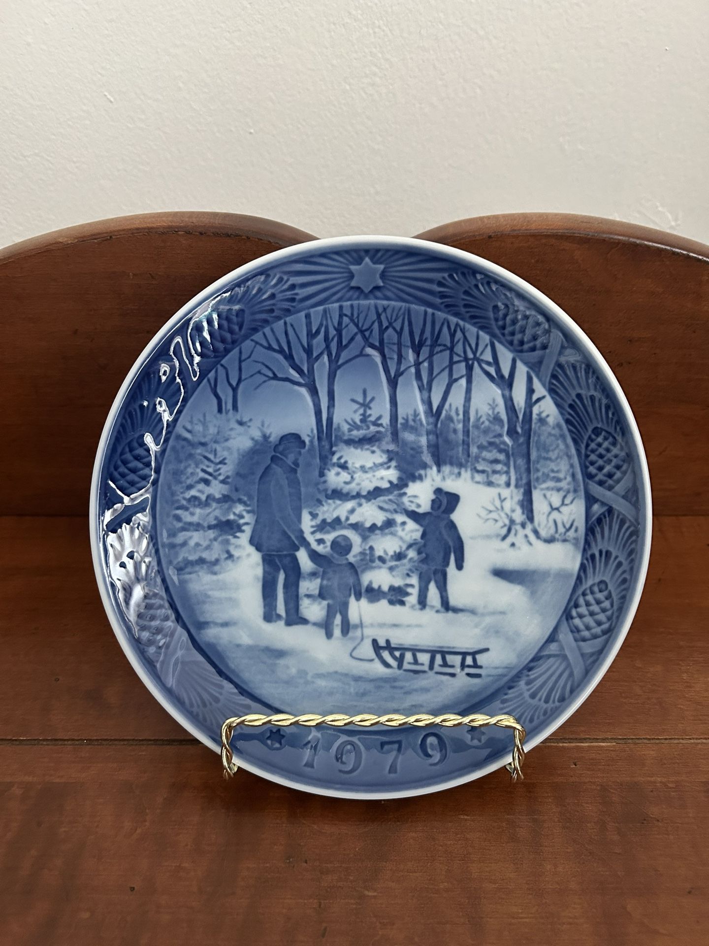 Vintage Royal Copenhagen Denmark 1979 Plate Choosing the Christmas Tree - just under 7.25” diameter 